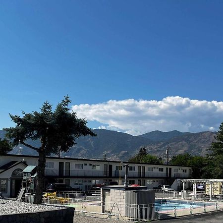 Super 8 By Wyndham Penticton Motel Dış mekan fotoğraf